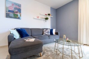 Televisión y oficina 