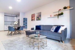 Televisión y oficina 