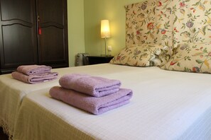 1 slaapkamer, een strijkplank/strijkijzer, wifi, beddengoed