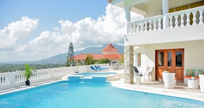 Private Gated Entrance, Pool, Jacuzzi Tubs, Awesome Views, 7 bedrooms villa