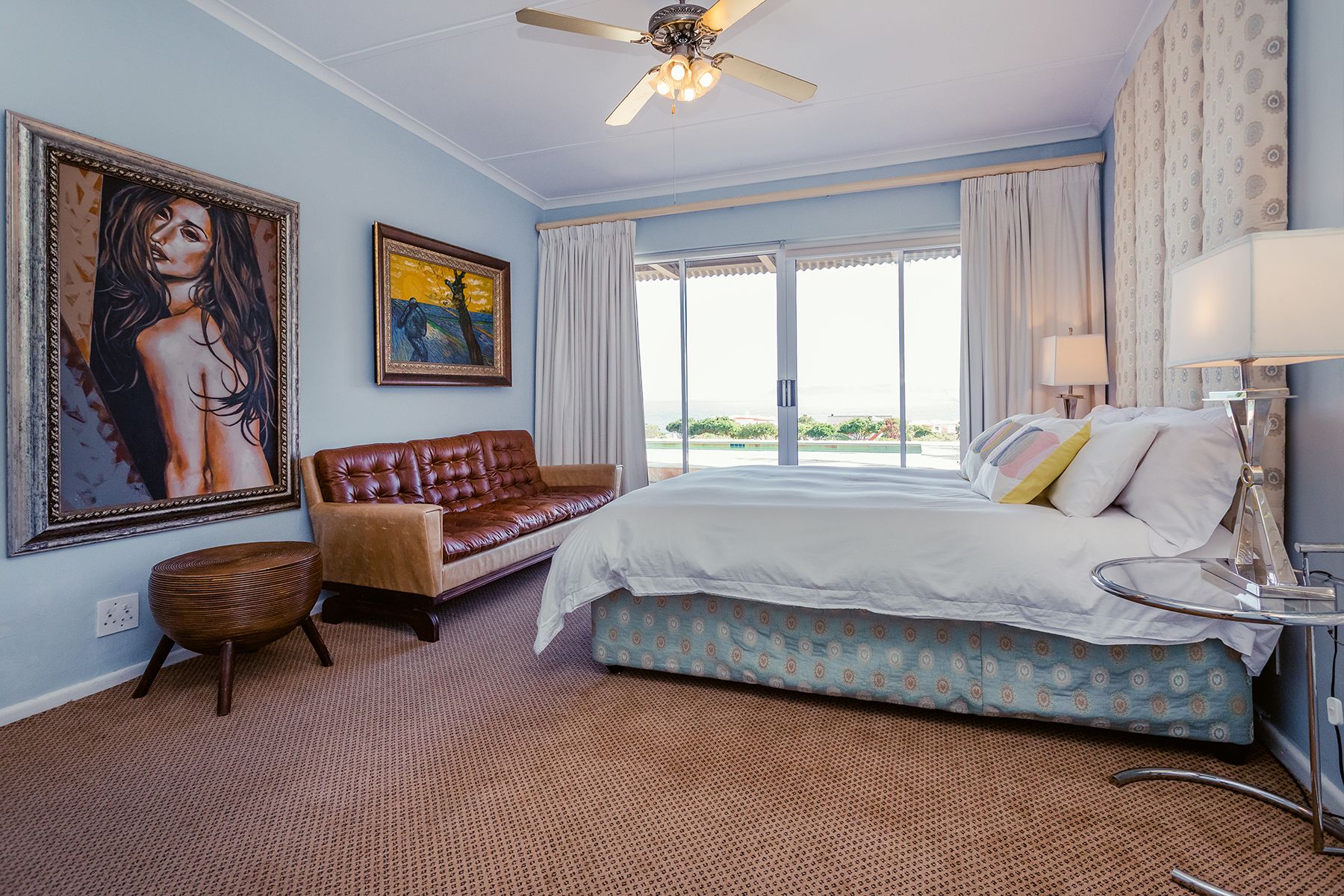 أغطية فراش متميزة وميني بار وخزنة داخل الغرفة وبديكورات فريدة لكل غرفة