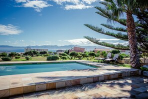 Outdoor pool, pool umbrellas, sun loungers - Benguela (De Kelders)
