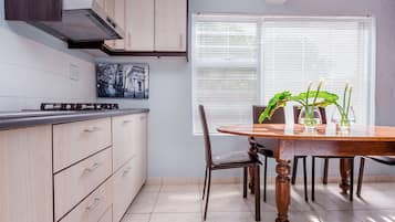 Familie cottage, 2 slaapkamers, keuken | 1 slaapkamer, luxe beddengoed, een minibar, een kluis op de kamer