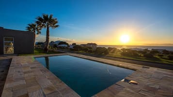 Utomhuspool, parasoller och solstolar