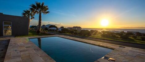 Außenpool, Sonnenschirme, Liegestühle