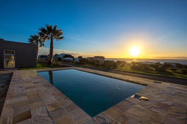 Outdoor pool, pool umbrellas, sun loungers - Benguela (De Kelders)