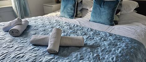 2 bedrooms, iron/ironing board, Internet, bed sheets