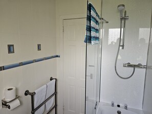 Badewanne, Haartrockner, Handtücher