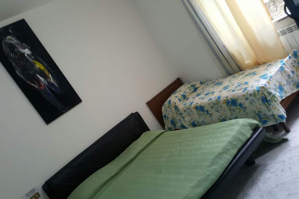 Triple Room | Soundproofing, cribs (surcharge), WiFi (free), bed sheets
