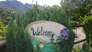 A welcome sign surrounded by greenery. - Villa Bianca (Tramonti)