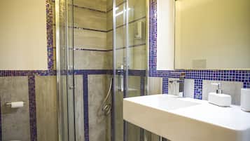 Ensemble douche/baignoire, sĂšche-cheveux, serviettes fournies, savon