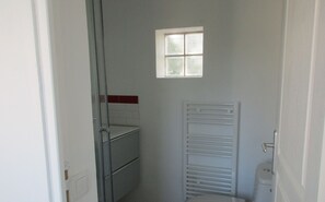 Shower, hair dryer, soap, toilet paper - 2 minutes walk from the beach (Pornic)