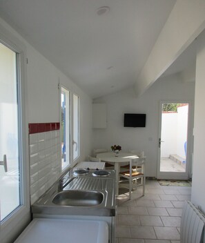 Fridge, microwave, oven, stovetop - 2 minutes walk from the beach (Pornic)