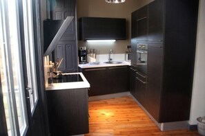 Réfrigérateur, micro-ondes, four, plaque de cuisson