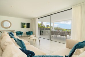 TV, tavolo da ping pong