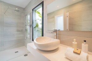 Badewanne, kostenlose Toilettenartikel, Haartrockner, Handtücher