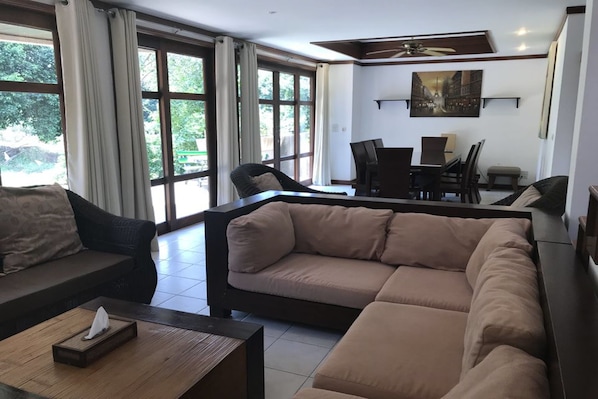 4 Bedrooms Villa | Wohnzimmer | Flachbildfernseher