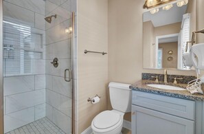 淋浴/盆浴组合、吹风机、毛巾