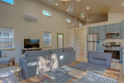 MOD POD Sleek & Modern, A/C, Cozy Retreat, Walk to Downtown