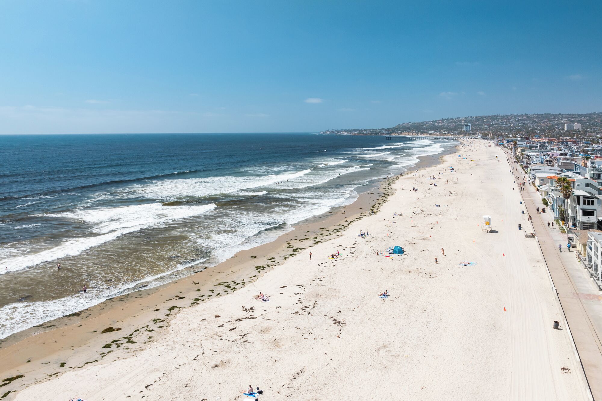 Sulla spiaggia, lettini da mare, teli da spiaggia