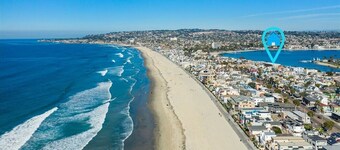 Bayfront, large-1,418 ft2 condo, 180 degree water views.  Parking on site. A/C.