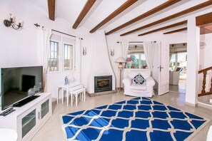 Televisie en een open haard