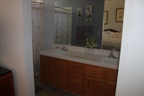 Combined shower/bathtub, hair dryer, towels, soap