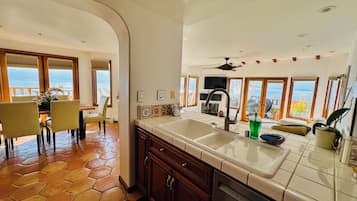 Réfrigérateur, micro-ondes, four, lave-vaisselle