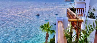 Amazing Views - Hamilton Cove Beachfront Villa with large wrap around balcony