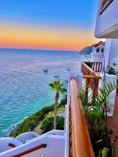 Amazing Views - Hamilton Cove Beachfront Villa with large wrap around balcony