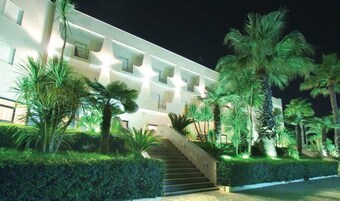 Fachada de la propiedad por la tarde o noche