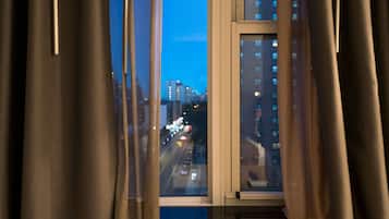 Premium bedding, desk, iron/ironing board, free WiFi