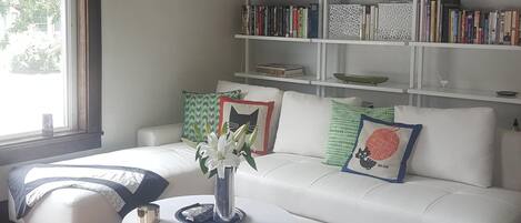 TV, DVD player, books, stereo