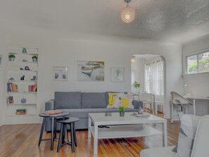 TV, fireplace - Villa Cardona comfortable, relaxing, enticing and beautiful.. (Oceanside)