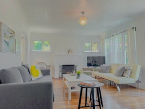 TV, fireplace - Villa Cardona comfortable, relaxing, enticing and beautiful.. (Oceanside)