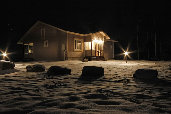 Majoituspaikan julkisivu illalla/yöllä