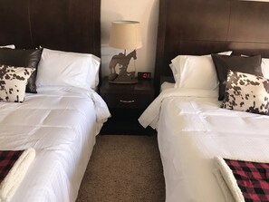 Escritorio, cortinas blackout y insonorización