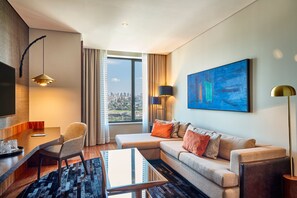 Suite – executive, 1 dobbeltseng | Oppholdsrom | En 55-tommers smart-TV med kabel-kanaler samt TV