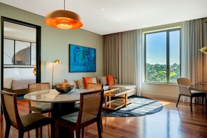 Luksussuite, 1 dobbeltseng | Oppholdsrom | En 55-tommers smart-TV med kabel-kanaler samt TV