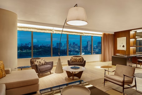 55-inch Smart TV with cable channels, TV. JW Marriott Hotel Sao Paulo