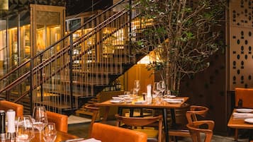 Breakfast, lunch, dinner served; Italian cuisine