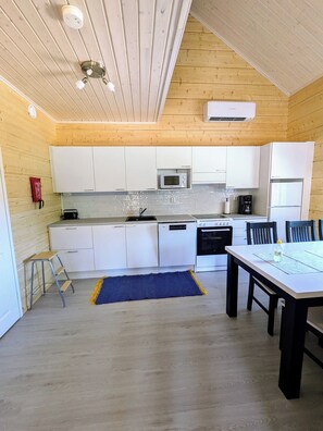 Casa de campo, sauna | Cocina privada | Frigorífico grande, microondas, horno y placa de cocina
