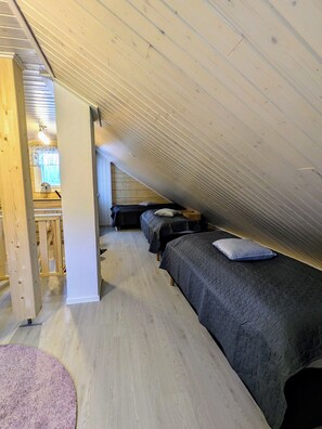 1 chambre, décor unique, rideaux d’obscurcissement