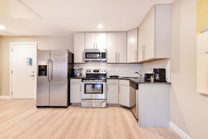 Appartement luxueux, 2 chambres | Cuisine privée | Réfrigérateur, four à micro-ondes, un four, surface de cuisson