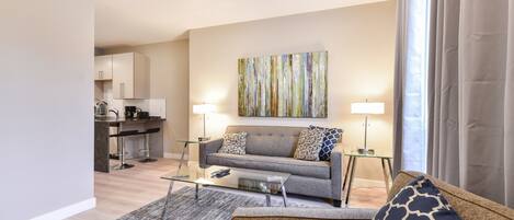 Luxury Studio | Living room | Flat-screen TV