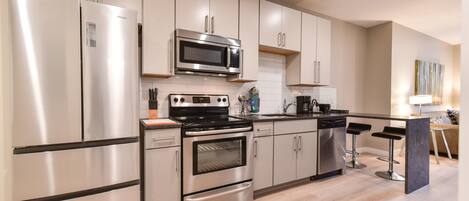 Luxury Studio | Private kitchen | Fridge, microwave, oven, stovetop