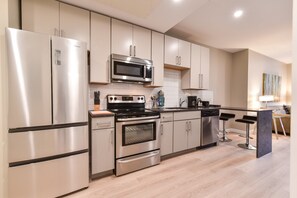 Luxury Studio | Private kitchen | Fridge, microwave, oven, stovetop - Harmony Medical Suites Longwood (Boston)