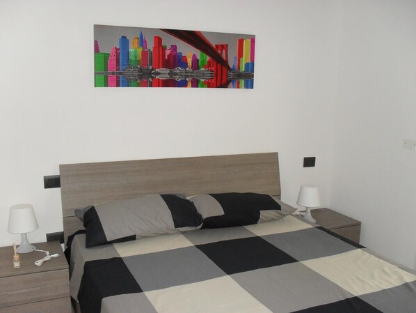 Individuell eingerichtet, Schreibtisch, laptopgeeigneter Arbeitsplatz