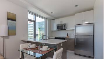 Luxury Apartment, 1 Bedroom | In-room dining