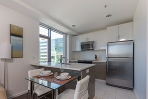 Luxury Apartment, 1 Bedroom | In-room dining - Bluebird Suites in Kendall Square (Cambridge)